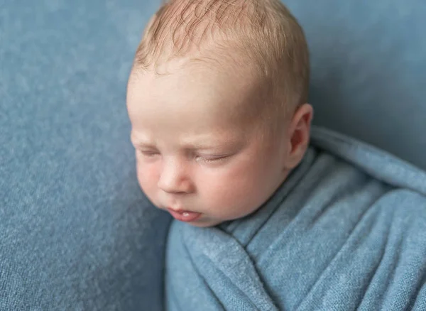 Cute llitle baby in hat covered with blue blanket sleeping — Stock Photo, Image