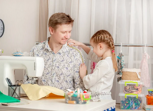 Bambina e suo padre in un laboratorio di cucito — Foto Stock