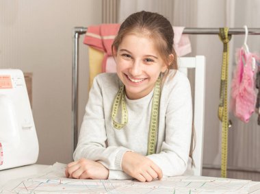 bir dikiş Atölyesi, küçük kız