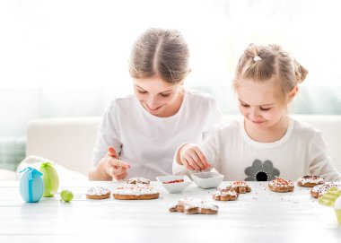 Şirin kızlar Paskalya çerezleri dekorasyon