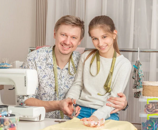 Kis lány és apja, a varrás workshop — Stock Fotó