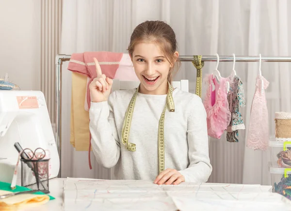 Klein meisje in een workshop naaien — Stockfoto