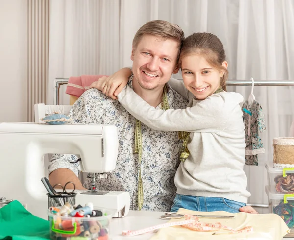 Menina e seu pai em uma oficina de costura — Fotografia de Stock