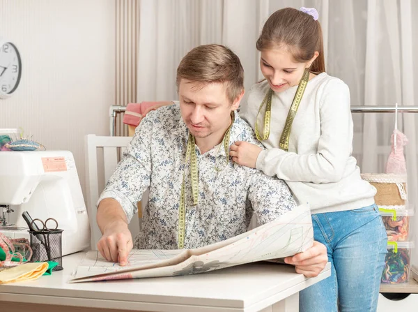 Kleines Mädchen und ihr Vater in einer Nähwerkstatt — Stockfoto