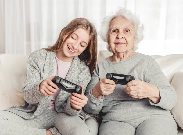 Avó com neta jogando jogos — Fotografia de Stock