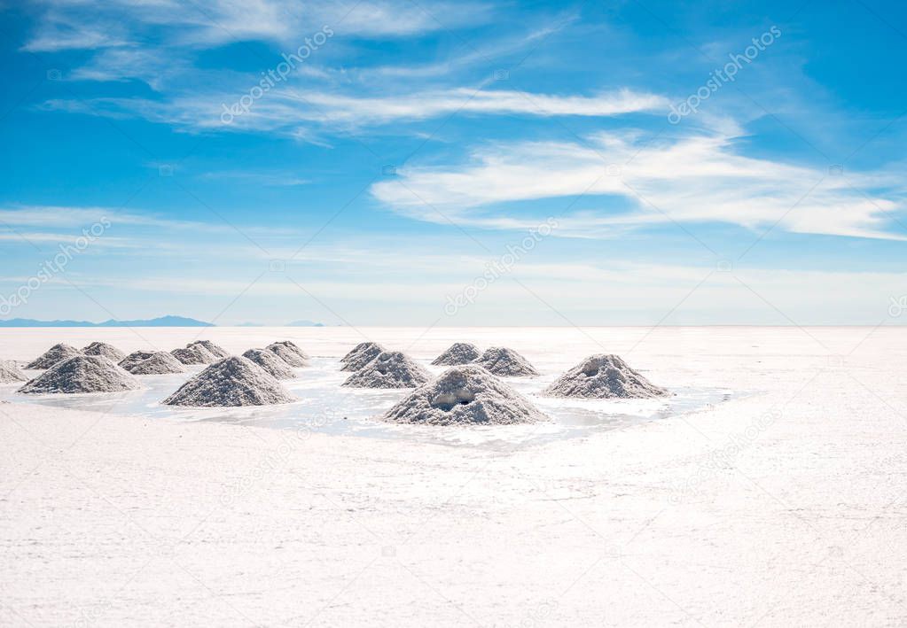 Sunshine scenery of Salar de Uyuni in Bolivia