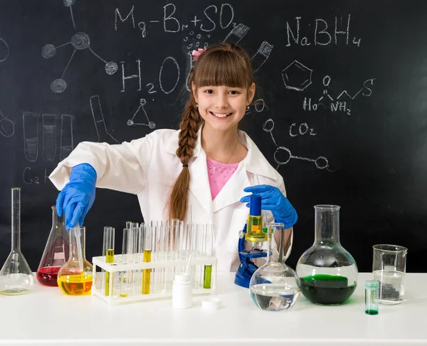 Little smarl girl in chemistry lab doing an experiment — Stock Photo, Image