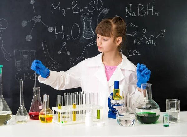 Kleines schlaues Mädchen im Chemielabor bei einem Experiment — Stockfoto