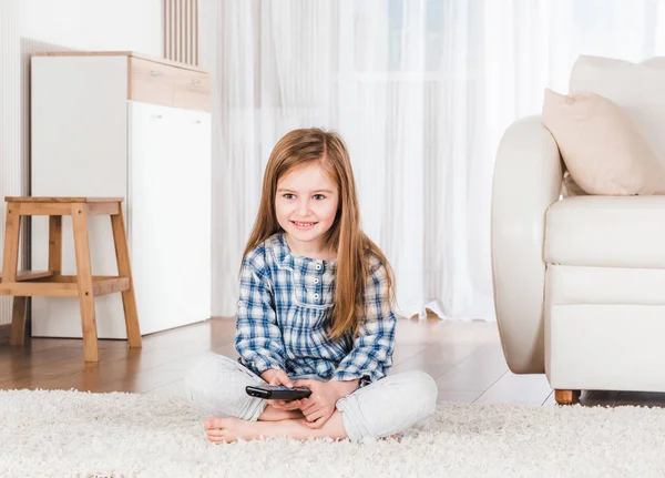 Lttle Mädchen freudig hält Steuerknüppel — Stockfoto