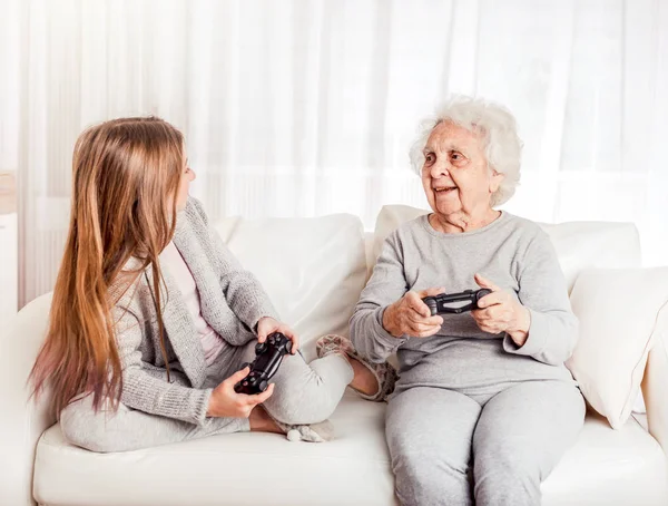 Babička s vnučkou hraní her — Stock fotografie