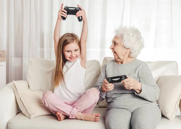 Mormor med barnbarn spelar spel — Stockfoto