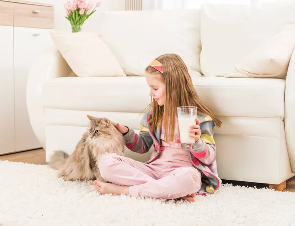 Menina com seu gato — Fotografia de Stock