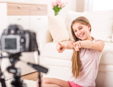 Genç gülümseyen videobloger genç kız
