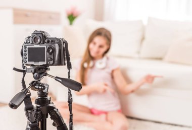 Genç genç kız blogger fotoğraf makinesi ekranında