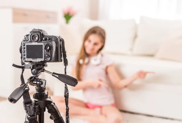 Joven adolescente blogger en la pantalla de la cámara —  Fotos de Stock