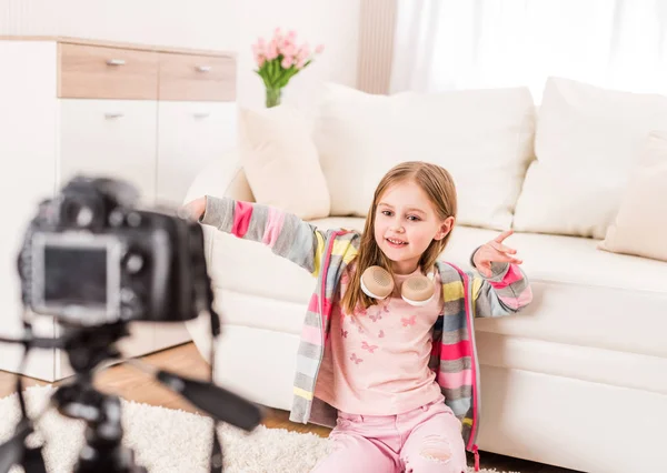 Μικρό κορίτσι καταγραφή βίντεο — Φωτογραφία Αρχείου