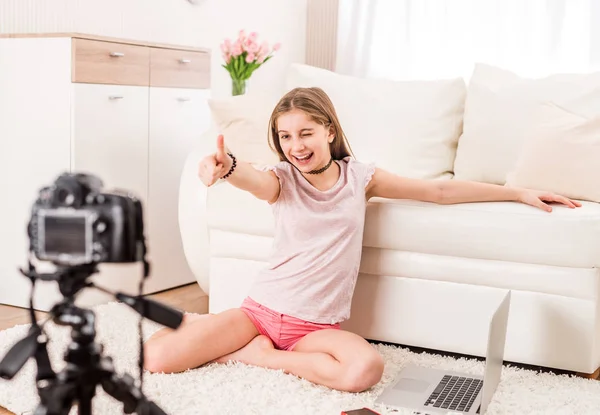 Joven sonriente videobloger adolescente chica —  Fotos de Stock