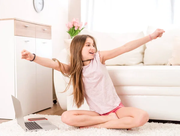 Flicka som lyssnar på musik i vardagsrummet — Stockfoto