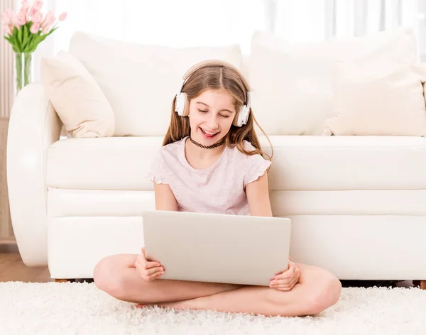 Chica joven tomando fotos en la tableta — Foto de Stock