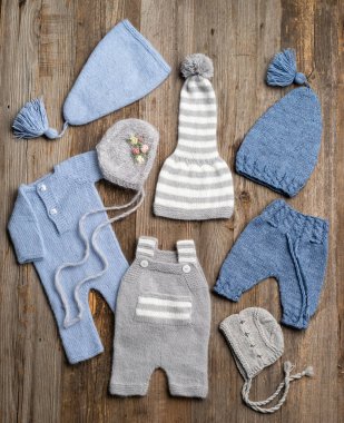 Yeni doğmuş bebek kıyafetleri.