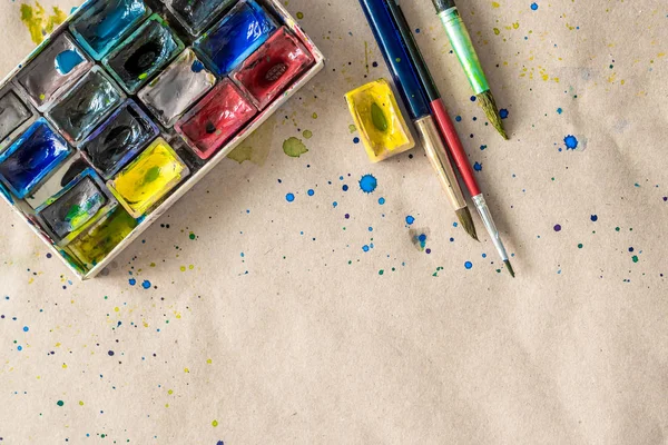 Samling av akvarell färg och några penslar — Stockfoto