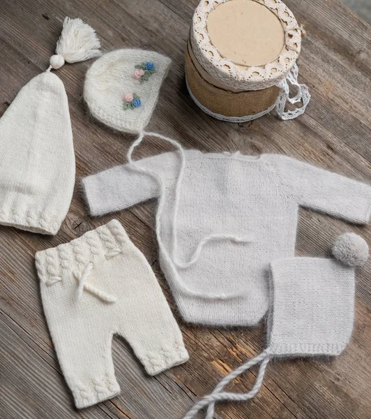Pletené novorozenecké dětské oblečení — Stock fotografie