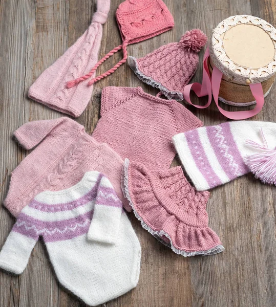 Blaue gestrickte Babykleidung mit weißen Strickgarnen — Stockfoto