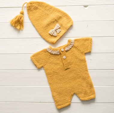 Bebekler için renkli örgü elbise