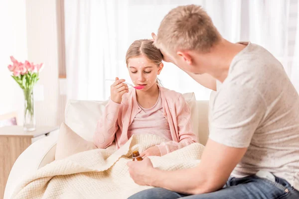 Pai certificando-se de que sua filha vai ficar melhor — Fotografia de Stock