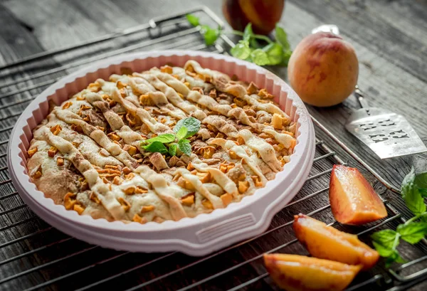 Tarta de melocotón en una vieja mesa de madera — Foto de Stock