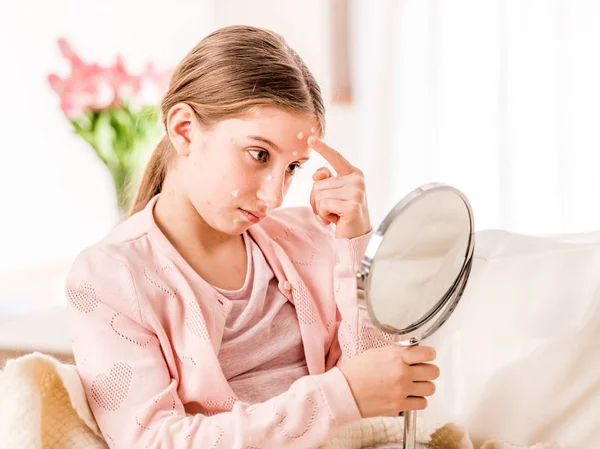 Κορίτσι με ανεμευλογιά, κοιτάζοντας τον καθρέφτη — Φωτογραφία Αρχείου