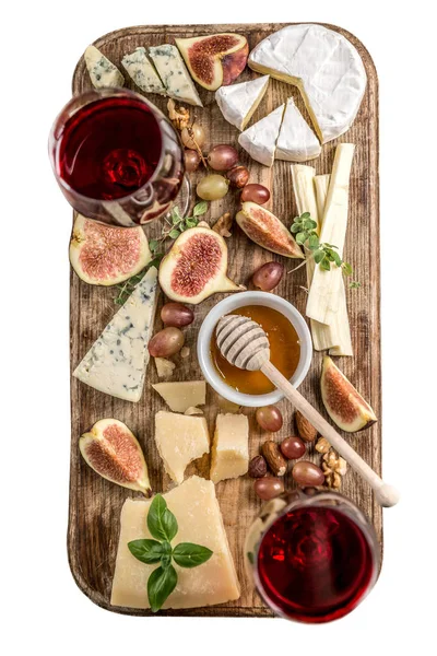Plato de queso servido con vino, nueces y miel — Foto de Stock