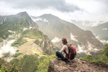Kız-uzun yürüyüşe çıkan kimse üstüne Huayna Picchu, Machu Picchu üzerinde arıyorsunuz arıyorsunuz