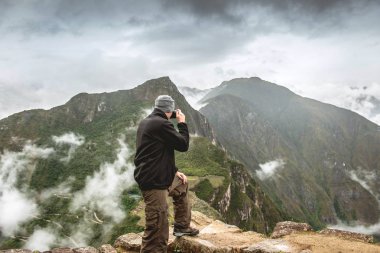 Machu Picchu fotoğrafını çekmek adam ayakta