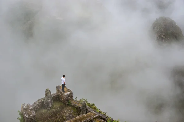 Muž stojící na okraji hory — Stock fotografie