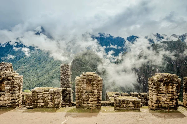 Inkafolket arkitekturen framför Huayna Picchu — Stockfoto