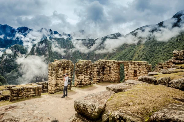 Inkafolket arkitekturen framför Huayna Picchu — Stockfoto