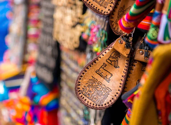 Närbild av brunt läder liten handväska på souvenirbutiken i Bolivia — Stockfoto