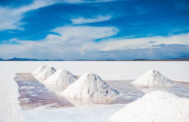 Salar de Uyuni Bolivya'daki güneş toplayan