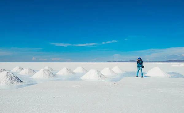 Fotózni a só bankok Salar de Uyuni ember — Stock Fotó