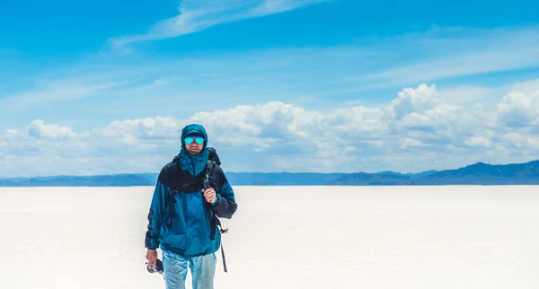 Turisztikai napsütésben Salar de Uyuni kamerával — Stock Fotó