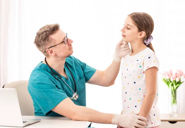 Medic checking girls appearance — Stock Photo, Image