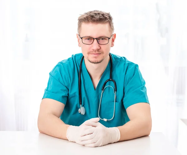 Медик сидит в изолированной комнате — стоковое фото