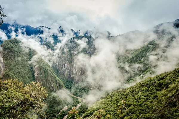 Valle de montaña empañado en Perú — Foto de Stock