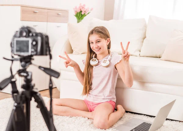 Genç gülümseyen videobloger genç kız — Stok fotoğraf