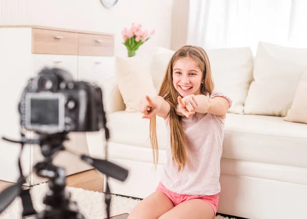 Joven sonriente videobloger adolescente chica —  Fotos de Stock