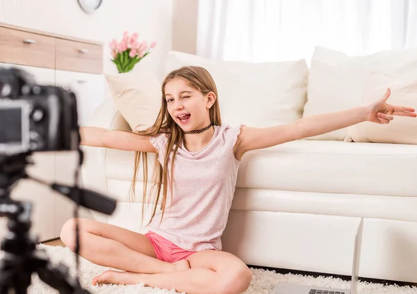 Jovem sorrindo videobloger adolescente menina — Fotografia de Stock