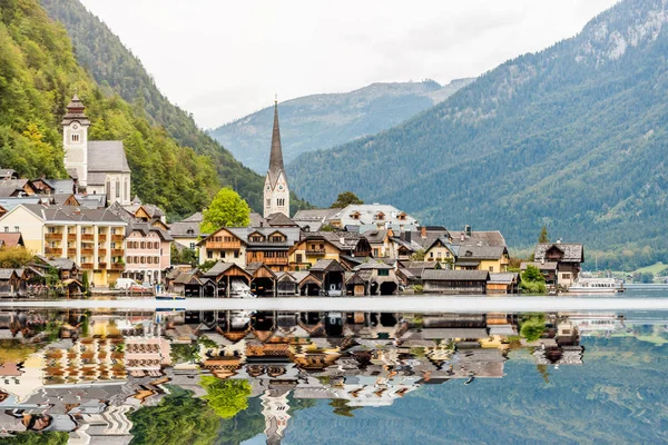 Veduta della famosa chiesa evangelica di Hallstatt, Austria — Foto Stock