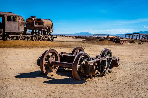 Antiguo eje de locomotora roto, Uyuni, Bolivia — Foto de Stock