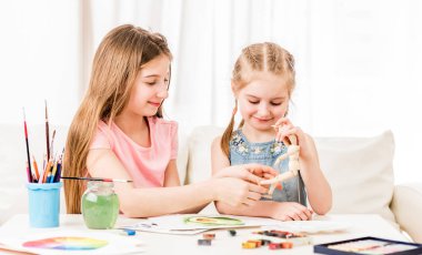 Kız kardeşler ile figür çizim pratik vardır